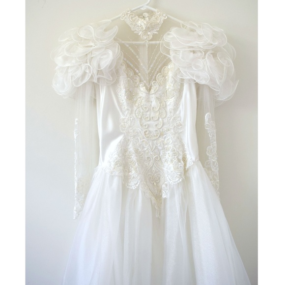 Beautiful Vintage Lace Long-Sleeve Wedding Gown - Picture 3 of 9